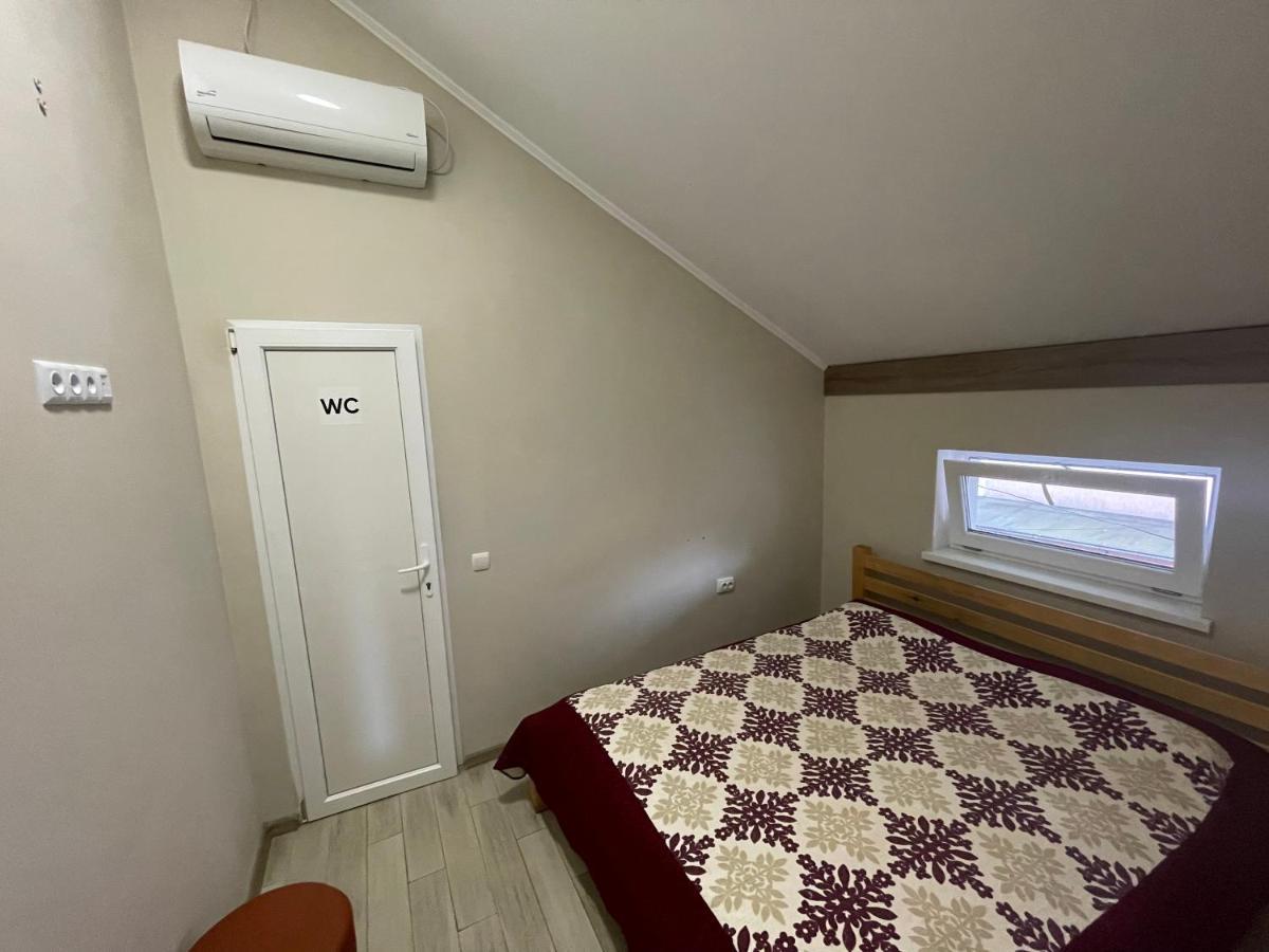 Hostel U Pottera Chernivtsi Bagian luar foto